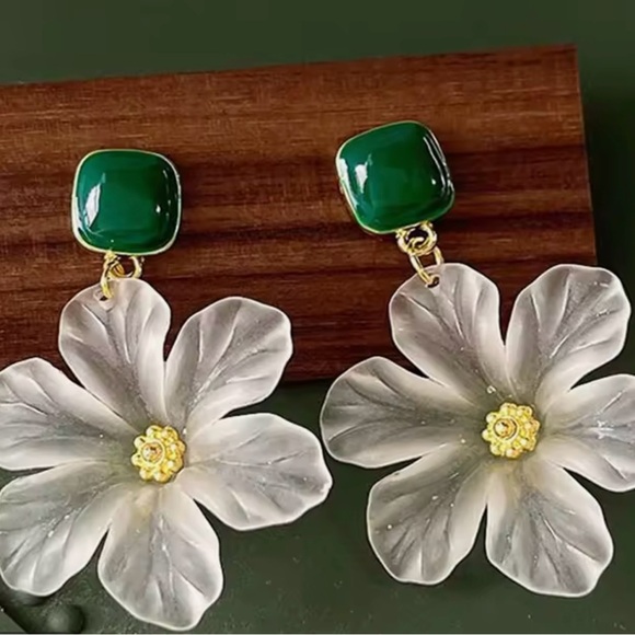 NEW Elegant White Floral Earrings with Green Accents - Picture 2 of 4